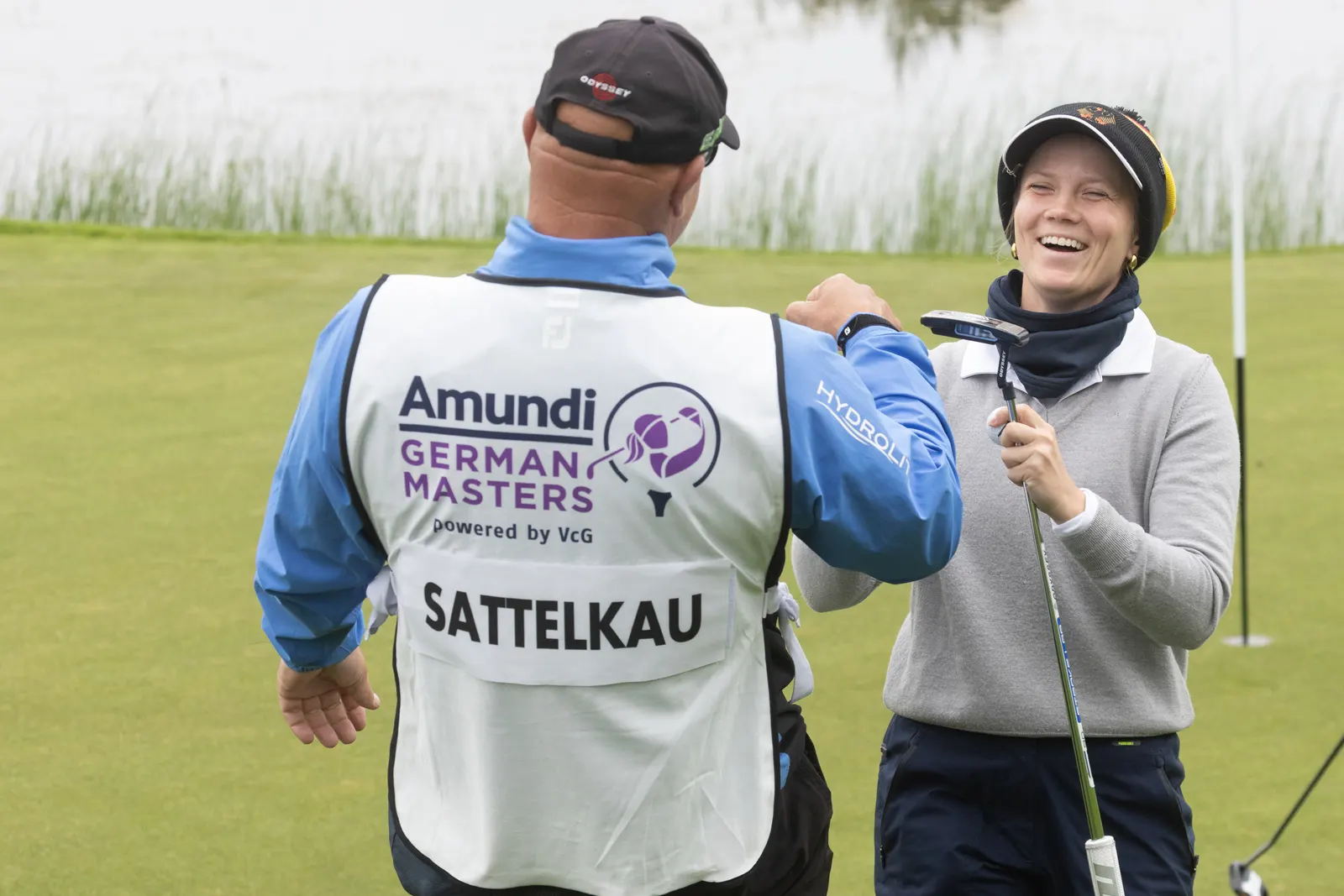 Celina Sattelkau im Gespräch mit Caddie, Weste mit Aufschrift Sattelkau