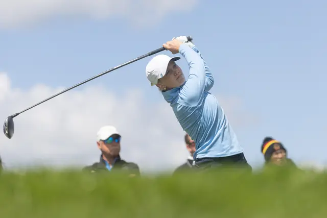 Celina Sattelkau: Schwungfinish im hellblauen Polo, Zuschauer und blauer Himmel dahinter
