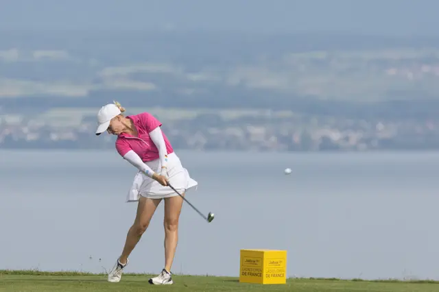 Celina Sattelkau: Chip im pinken Polo mit weißem Rock, Seepanorama dahinter