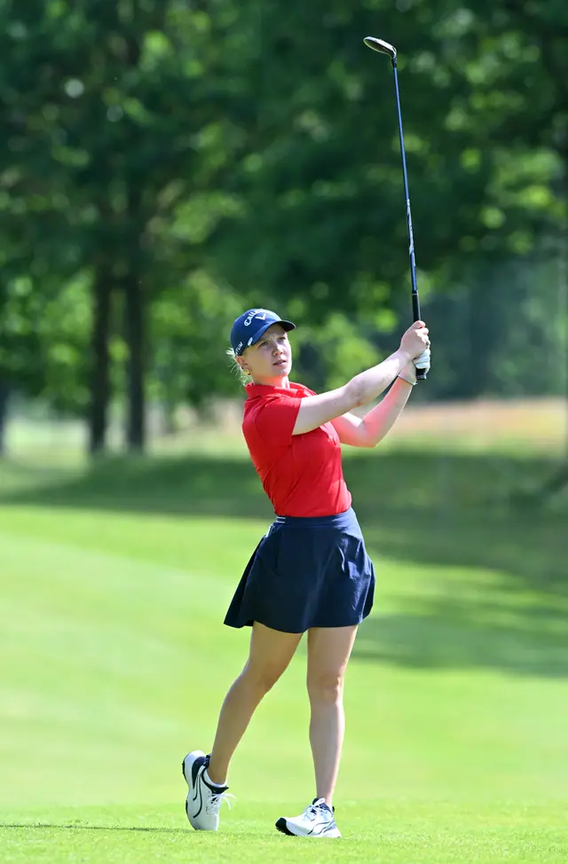 Celina Sattelkau: Schwungfinish im roten Polo mit dunkelblauem Rock und weißem Cap
