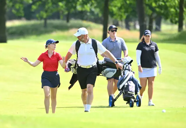 Celina Sattelkau geht lachend mit Caddie und Mitspielerin über das Fairway