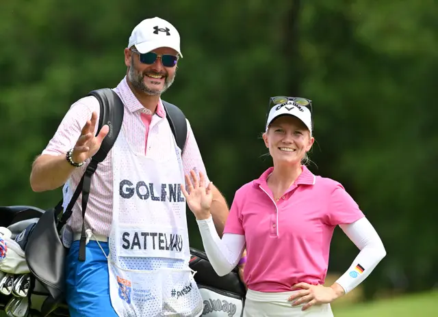 Celina Sattelkau: Posiert winkend neben Caddie in Golf.nl-Sattelkau-Weste, pinkes Polo