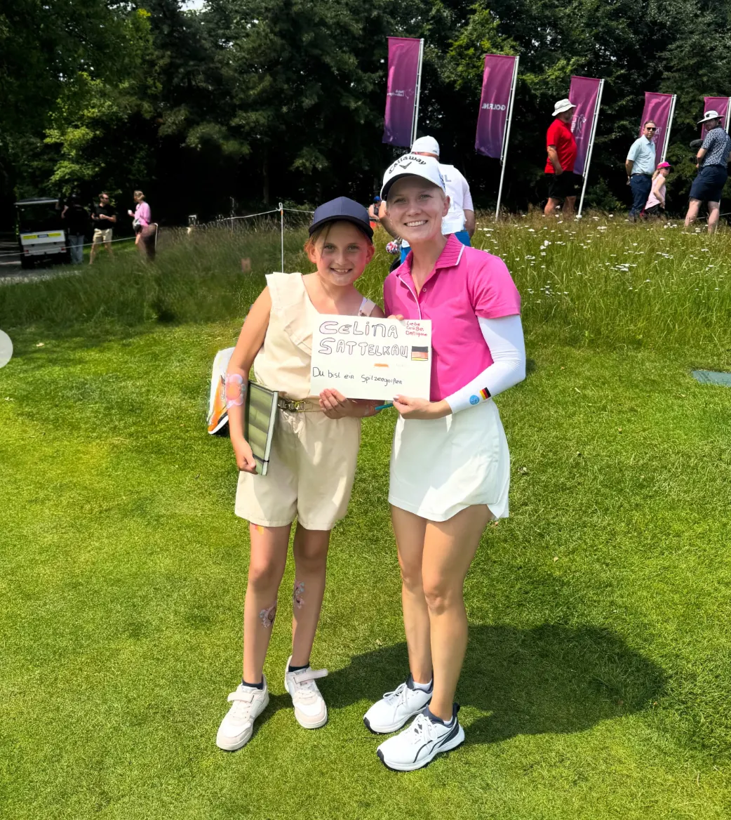 Celina Sattelkau posiert mit jungem Fan und Celina-Schild