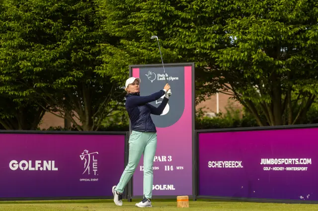 Celina Sattelkau: Abschlag an pinker Par-3-Tafel der Dutch Ladies Open, mintgrüne Hose