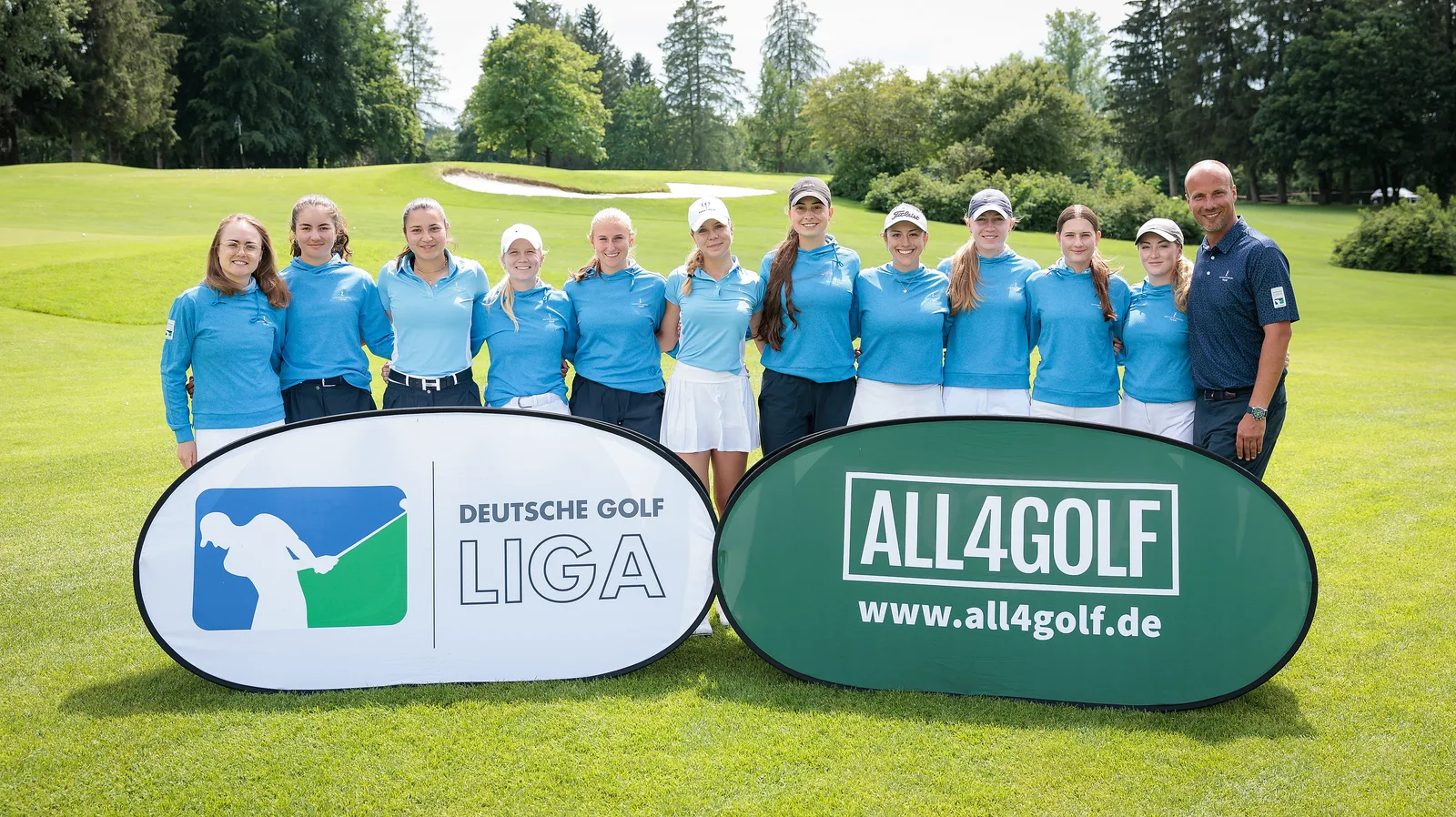 Mannschaftsfoto eines Golfteams in hellblauen Poloshirts vor Bannern der Deutschen Golf Liga und All4Golf