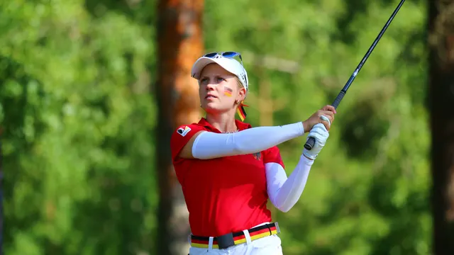 Celina Sattelkau: im roten Nationaltrikot mit Deutschland-Gürtel, Blick dem Ball nach nach dem Schlag