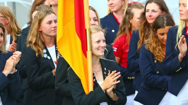 Celina Sattelkau: im dunklen Team-Blazer mit Deutschlandfahne, applaudierend im Kreis der Mannschaft