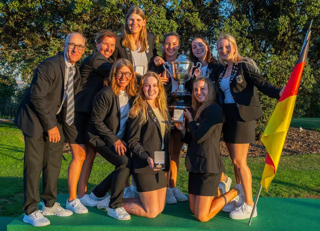 Jubelndes Nationalteam mit Pokal, Medaillen und Deutschlandfahne im Gruppenfoto