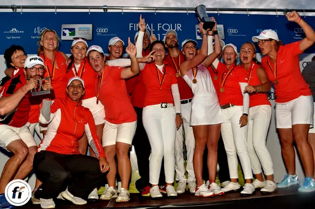 Siegerteam in roten Poloshirts feiert mit Pokal und Medaillen auf dem Siegerpodest