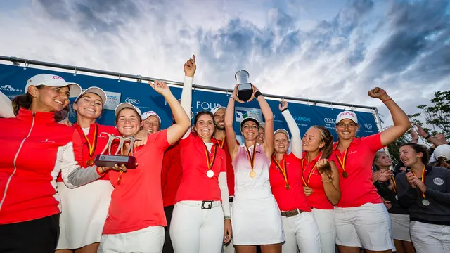 Siegerteam in Rot-Weiß reckt Pokal und Fäuste vor der Final-Four-Wand in den Himmel
