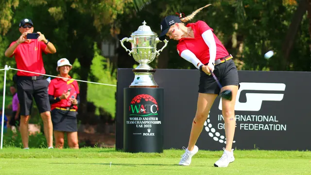 Celina Sattelkau: im roten Trikot beim Abschlag neben dem WATC-2023-Pokal auf dem Tee