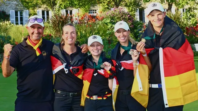 Celina Sattelkau: im Team mit Deutschlandfahne und Medaille beim Gruppenfoto vor dem Clubhaus