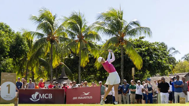 Celina Sattelkau: im pinken Outfit beim Abschlag unter Palmen vor MCB-Air-Mauritius-Bande
