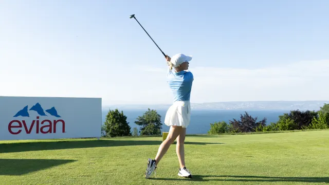 Celina Sattelkau: im hellblauen Polo und weißem Rock im Finish am Abschlag der Evian Championship