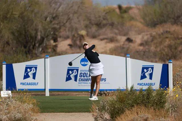 Celina Sattelkau: Abschlag vor der NCAA-Golf-Championships-Bande in schwarzem Oberteil und weißem Rock