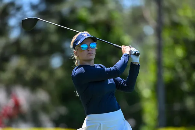 Celina Sattelkau: Driver-Finish im navyblauen Longsleeve mit verspiegelter Sonnenbrille und weißem Rock