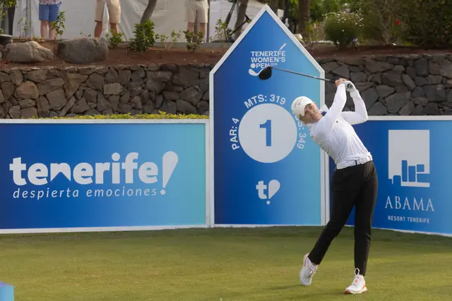 Celina Sattelkau: Abschlag an blauer Tenerife-Women's-Open-Tafel im weißen Oberteil