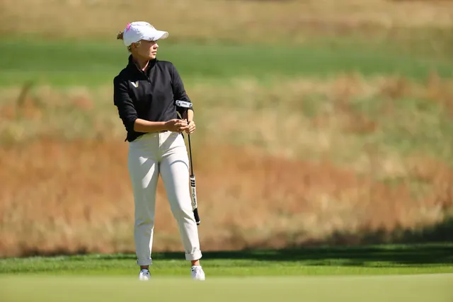 Celina Sattelkau: Ansprechposition im schwarzen Longsleeve und heller Hose auf dem Fairway