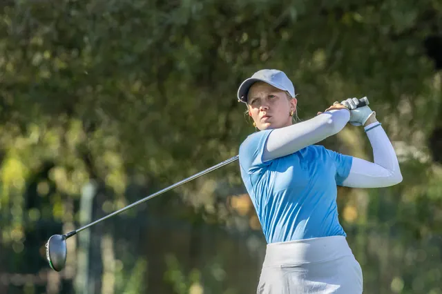 Celina Sattelkau: Driver-Schwung im hellblauen Polo mit weißen Ärmlingen und Rock