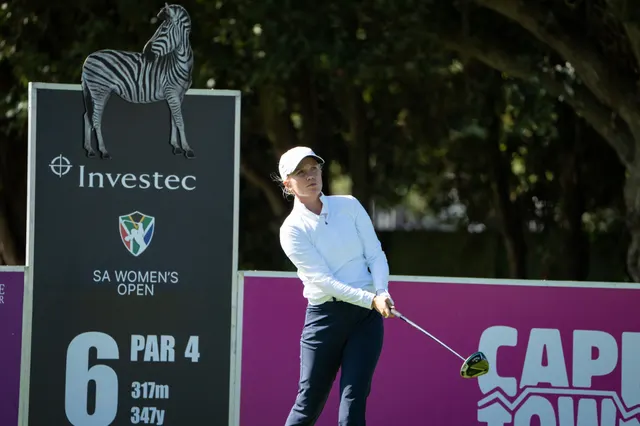 Celina Sattelkau: am Tee 6 vor Cape-Town-Bande, weißes Longsleeve und dunkle Hose
