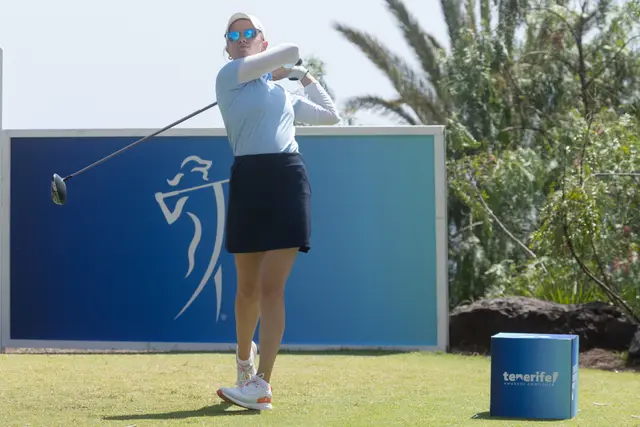 Celina Sattelkau: Driver-Finish mit Sonnenbrille, hellblaues Polo und dunkler Rock vor LET-Wand