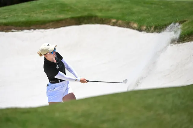 Celina Sattelkau: Bunkerschlag mit aufspritzendem Sand, schwarzes Oberteil und weißer Rock