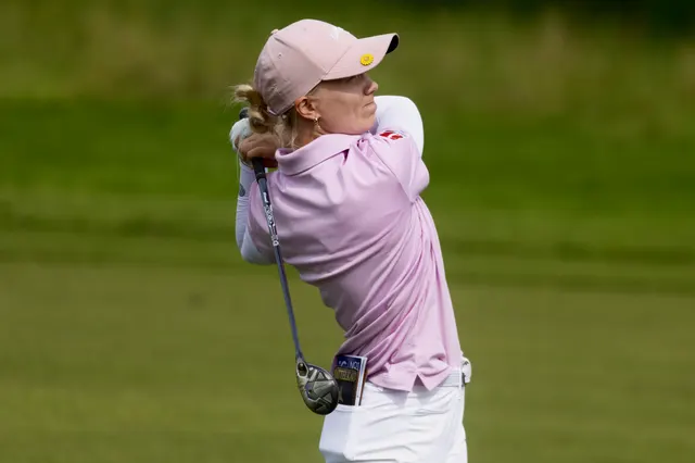 Celina Sattelkau: Schwungfinish im rosa Polo mit rosa Cap, Nahaufnahme vor grünem Fairway
