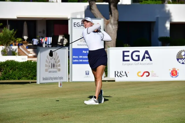 Celina Sattelkau: Abschlag vor EGA- und R&A-Banden beim Team-Trophy-Turnier, weißes Oberteil, dunkler Rock