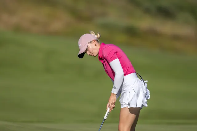Celina Sattelkau: konzentrierter Putt auf dem Grün, pinkes Polo, weißer Rock, rosa Cap