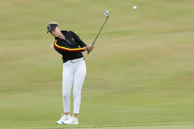 Celina Sattelkau: Eisenschlag vom Fairway im schwarz-roten Germany-Oberteil, Ball in der Luft