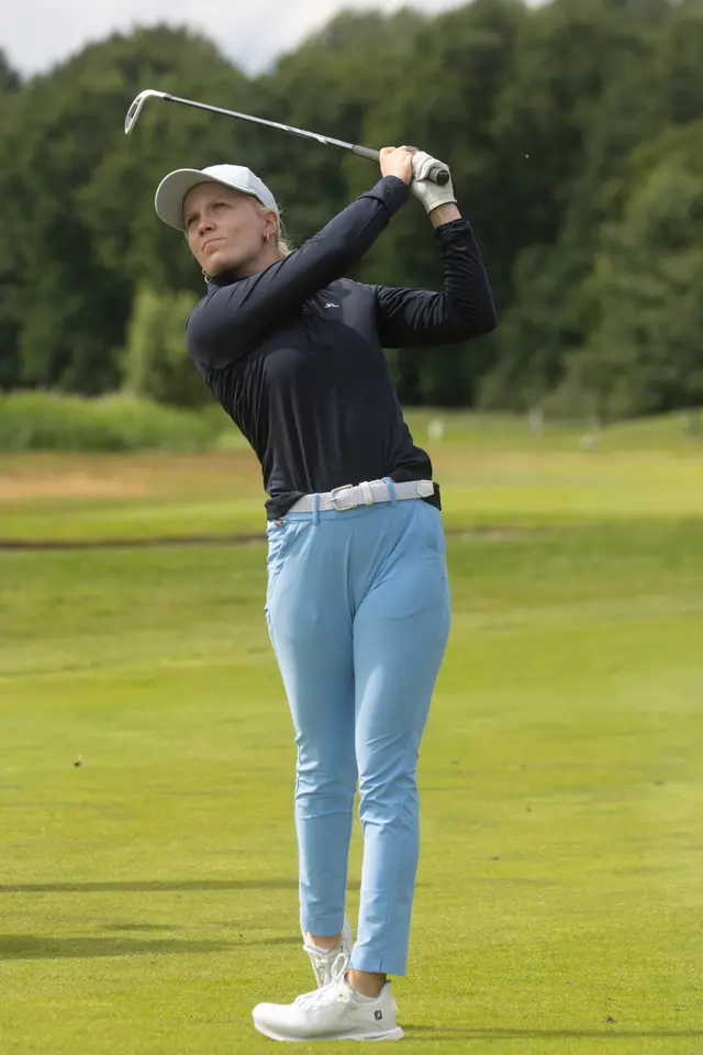 Celina Sattelkau: Blickt dem Ball nach im dunklen Longsleeve mit hellblauer Hose