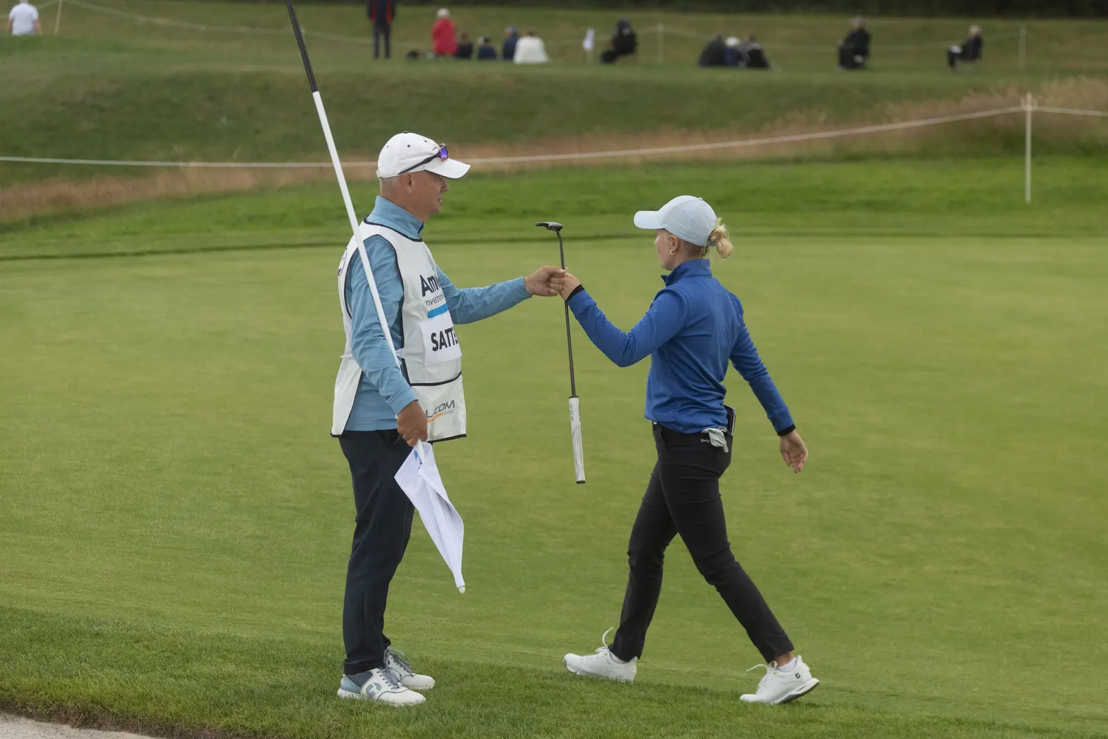 Celina Sattelkau beim Faustcheck mit ihrem Caddie auf dem Fairway