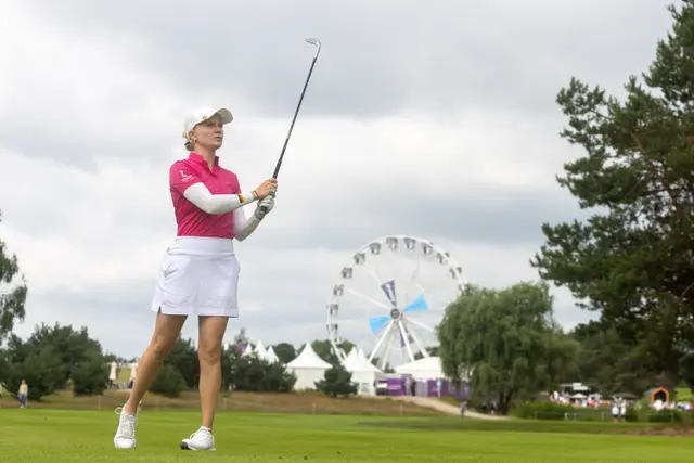 Celina Sattelkau: Finish am Tee im pinken Polo, weißer Rock, Riesenrad hinten