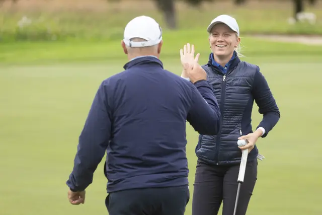 Celina Sattelkau: High Five mit Caddie, beide lachen, dunkelblaue Steppjacke