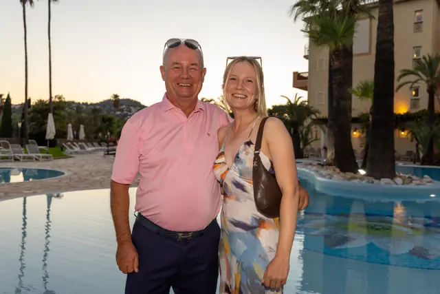 Celina Sattelkau posiert mit einem Gast am Pool in Abendstimmung