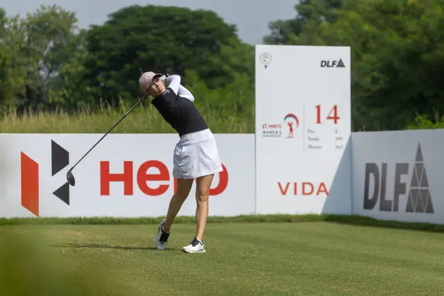 Celina Sattelkau: Abschlag an Loch-14-Tafel der Hero Women's Indian Open, schwarzes Oberteil