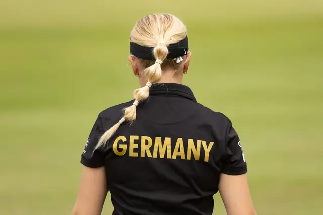 Celina Sattelkau: Rückansicht schwarzes Polo mit goldenem GERMANY-Schriftzug und blondem Zopf