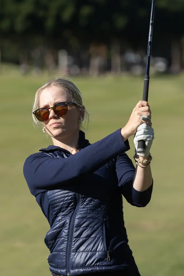 Nahaufnahme von Celina Sattelkau mit Sonnenbrille nach dem Schlag