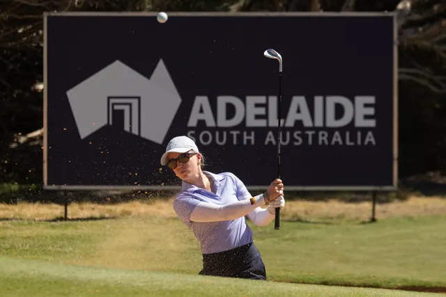 Celina Sattelkau: Annäherung vor Adelaide-South-Australia-Tafel im fliederfarbenen Polo, Rasenstück fliegt