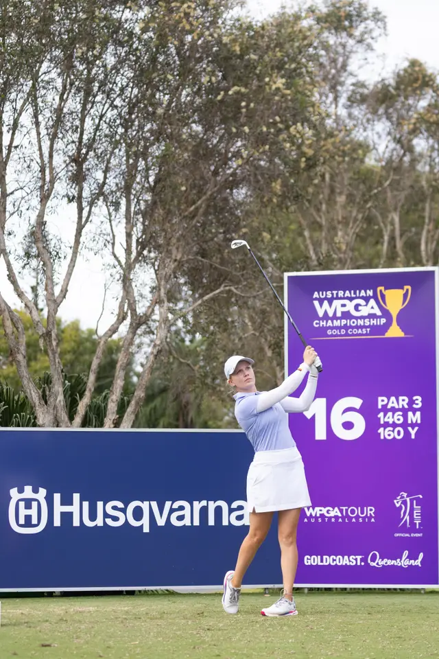 Celina Sattelkau: Abschlag an Par-3-Tafel der Australian WPGA, Husqvarna-Bande, weißer Rock