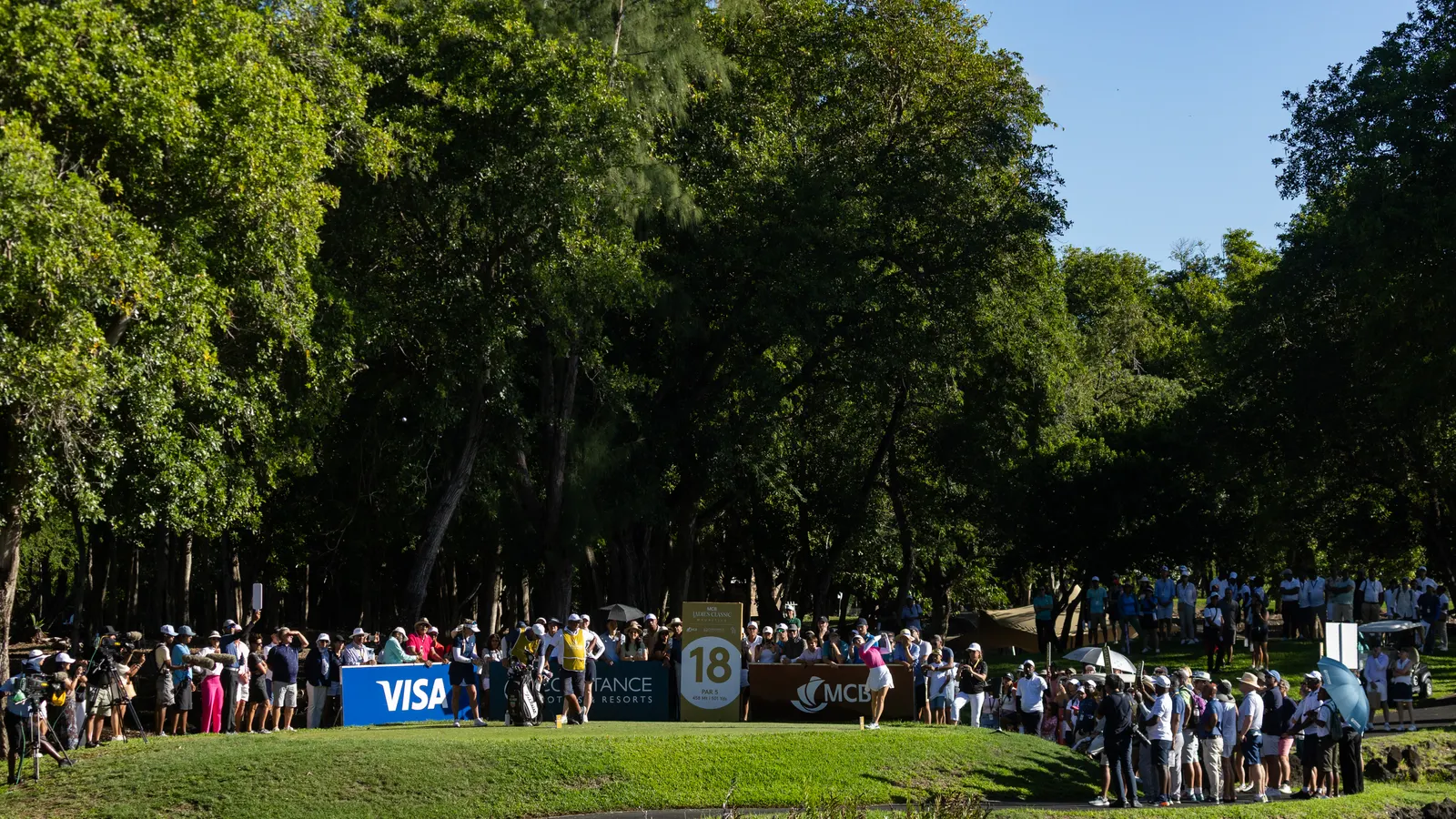 Große Zuschauermenge am 18. Grün bei einem Turnier der Ladies European Tour