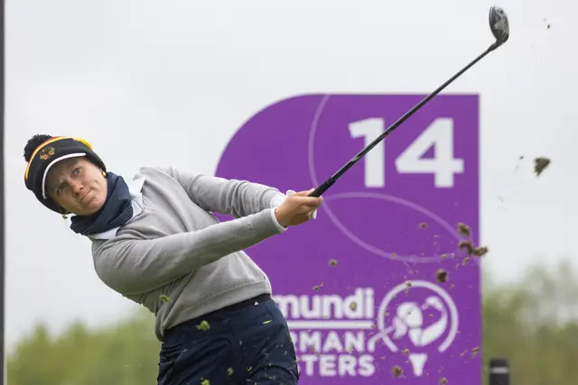 Celina Sattelkau: Schwungfinish vor lila Amundi-Tafel Loch 14, grauer Pullover