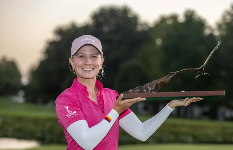 Celina Sattelkau mit der Siegertrophäe auf der Sunshine Ladies Tour