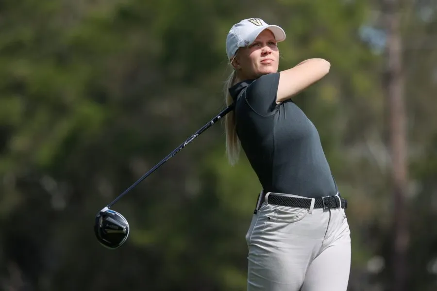 Celina Sattelkau im Vanderbilt-Trikot beim College-Golf