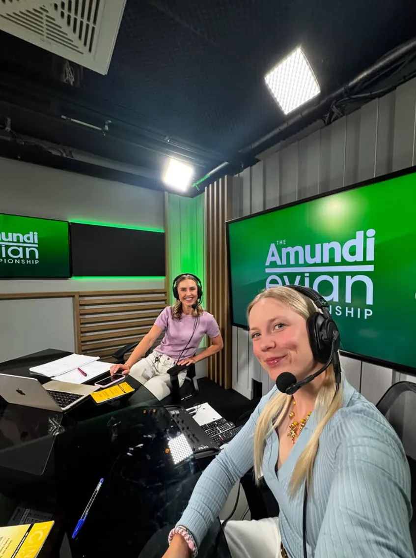 Celina Sattelkau als Expertin im TV-Studio der Amundi Evian Championship